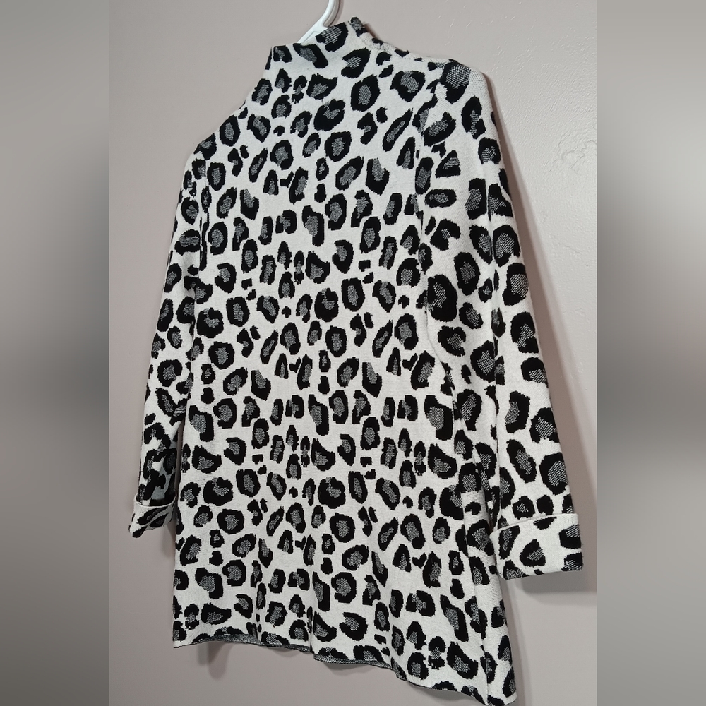Tahari  SZ S Leopard Print Mock Neck Sweater Women's Soft Stretch White Black